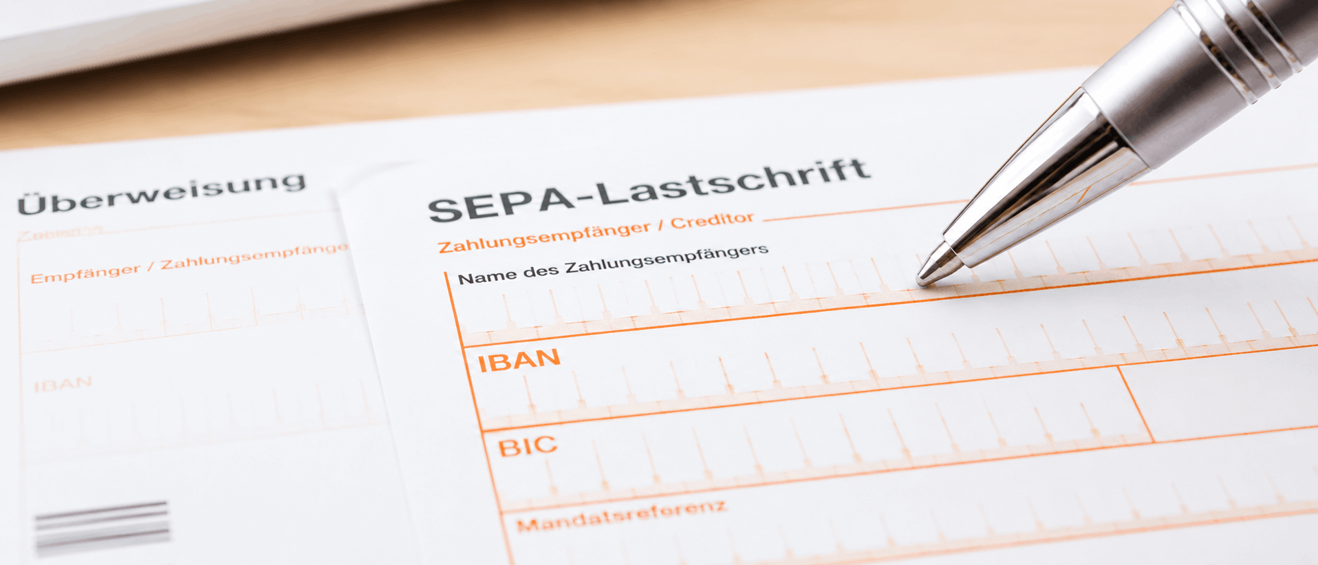 SEPA-Lastschriftmandat mit IBAN und Kugelschreiber